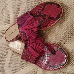 NWT- magenta snakeskin tassel thongs sandal